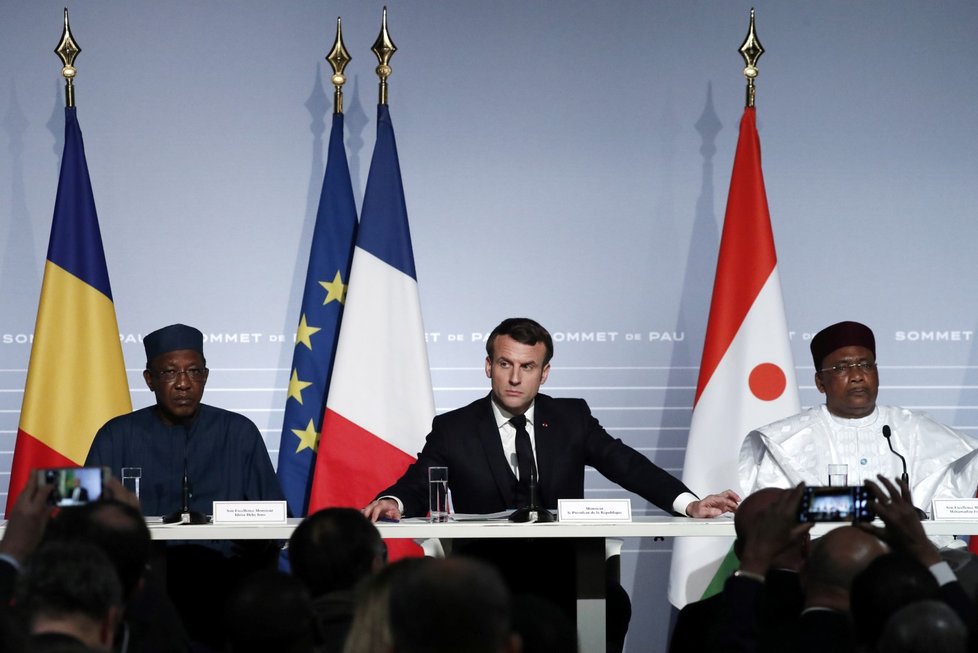 Macron ohlásil posily v boji proti islamistům v Sahelu. (13. 1. 2020)