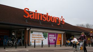 Podnikatelé Křetínský a Tkáč navýšili podíl v britském řetězci Sainsbury's na deset procent