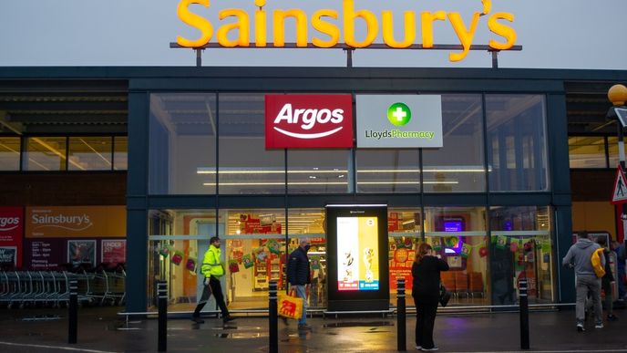 V pondělí se objevily spekulace, že se o koupi řetězce Sainsbury&#39;s, který na britském trhu bojuje o místo dvojky za firmou Tesco, zajímá významná americká společnost Apollo Global Management. Kurz akcií vyletěl nahoru o 15 procent a cena se dostala nad 300 pencí.