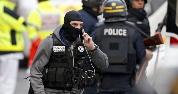 Francie měla být znovu cílem teroru: „Atentátníci“ prý dostali pokyny ze Sýrie