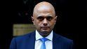 Javid je sice vyhlášeným euroskeptikem, před referendem o vystoupení z EU se ale postavil proti brexitu. To mu někteří konzervativci dosud neodpustili, vytýkají mu i jeho mírnější přístup vůči přistěhovalcům. Javid je sice vyhlášeným euroskeptikem, před referendem o vystoupení z EU se ale postavil proti brexitu. To mu někteří konzervativci dosud neodpustili, vytýkají mu i jeho mírnější přístup vůči přistěhovalcům.