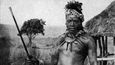 Fotografie z roku 1917 zachycující válečníka kmene Zuluů vyzbrojeného oštěpem iklwa téměř devadesát let po Šakově smrti