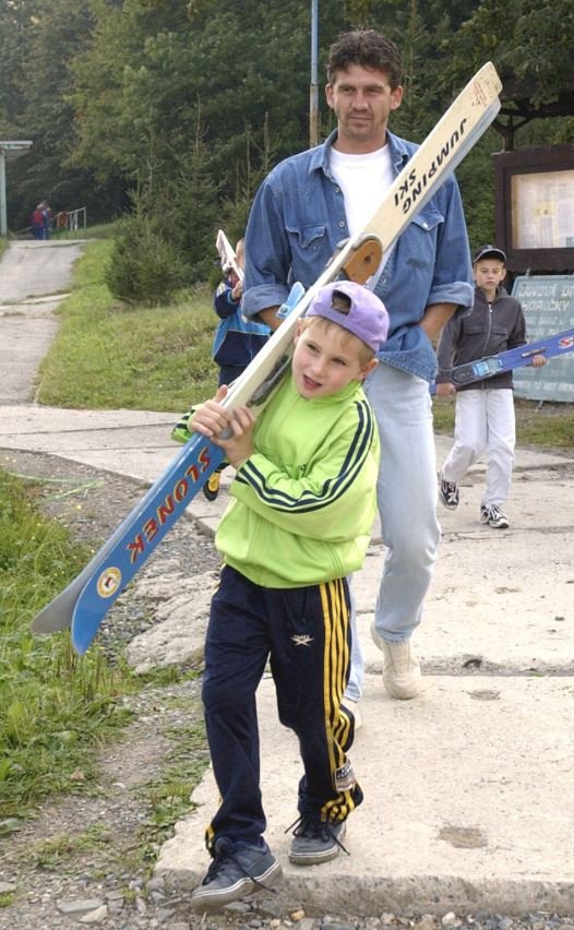 Rok 2002; Jaroslav Sakala doprovází ke svému skoku syna Filipa