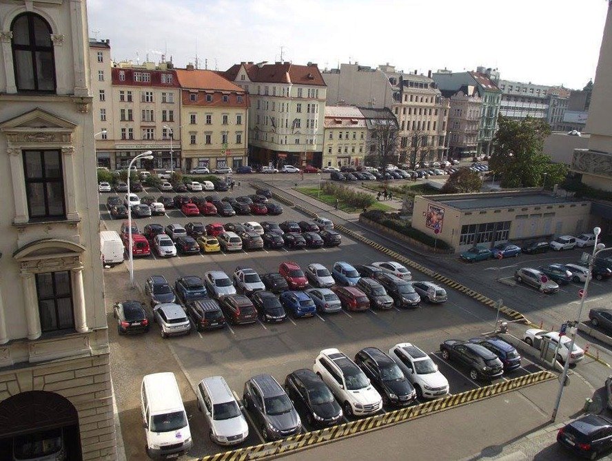 Místo pro koncertní sál – parkoviště mezi ulicemi Besední a Veselá před započetím stavby.