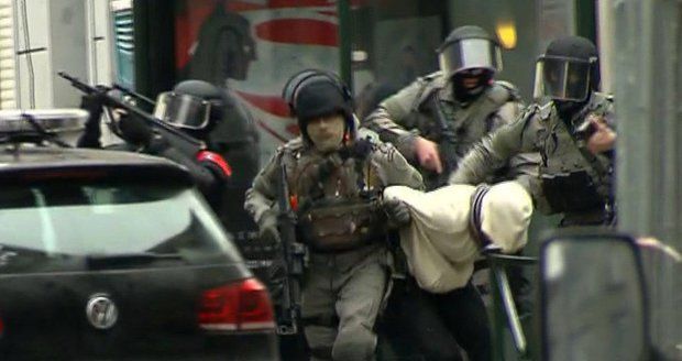 Pařížský atentátník Abdeslam propuštěn z nemocnice, čekají ho výslechy