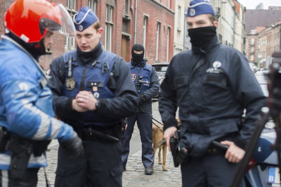 Policie kvůli zásahu na Abdeslama uzavřela předměstí v Bruselu.