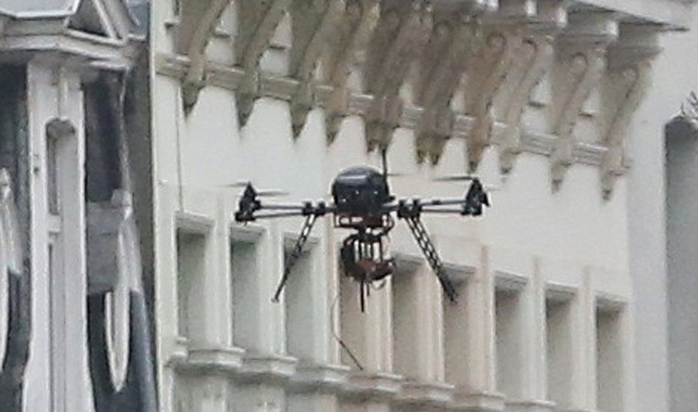 V ulicích hlídkují dokonce policejní drony.
