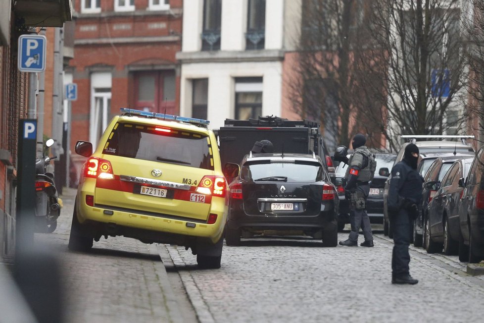 Zásahu se účastní desítky policistů.