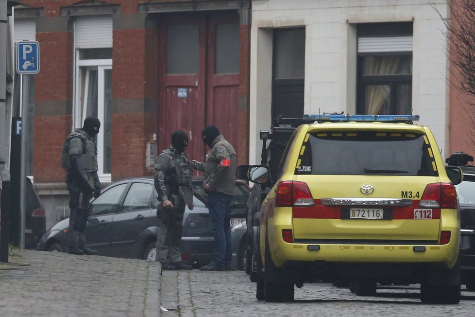 Maskovaní policisté v ulicích Bruselu