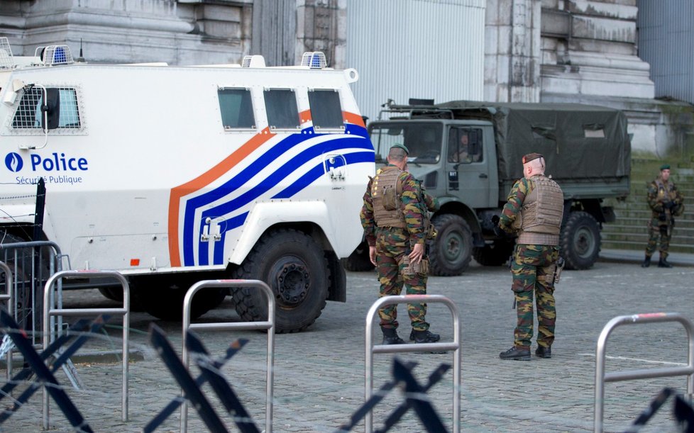 Belgická policie a armádní vojáci hlídají před bruselským soudním palácem během procesu Salaha Abdeslama