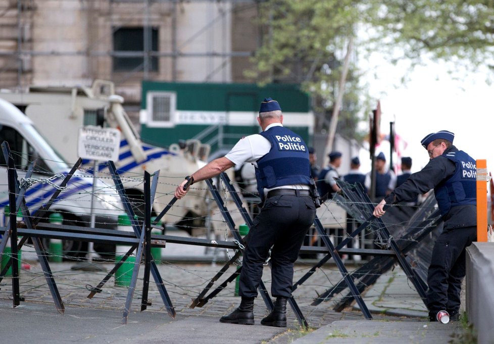 Belgická policie a armádní vojáci hlídají před bruselským soudním palácem během procesu Salaha Abdeslama