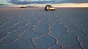 Přejezd přes největší solnou pláň světa Salar de Uyuni v Bolívii je populární turistickou atrakcí. Avšak s průvodci a v terénních autech. Na vlastní pěst bychom ho nedoporučovali. Na pláni je velmi snadné zabloudit, mobilní telefony tu nemívají signál a v zimě tu navíc bývá pouhých -20 °C.