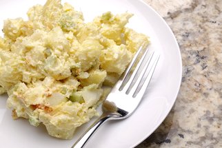 5 triků, díky kterým bude bramborový salát ještě lepší