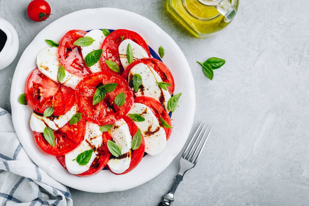 V kostce se dá připravit i známý salát caprese z rajčat a mozzarelly