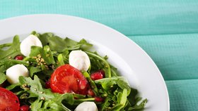 8 netradičních zálivek do zeleninových, ovocných i těstovinových salátů