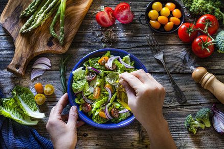 Zdravé zálivky na salát: Které si můžete dopřát i při dietě? 