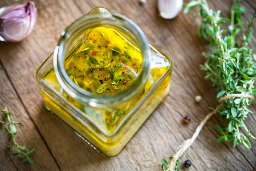 Odlijte si do menší nádoby trochu extra virgin olivového oleje a ochuťte ho nasekanými bylinkami, popř. chilli papričkou. I takto může vypadat jednoduchá zálivka.