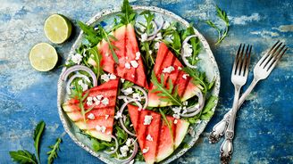 Na léto ideální: Melounový salát, kterým ohromíte každou návštěvu