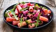Těstovinové saláty jsou velmi oblíbené jak pro svou rychlou přípravu, tak snadnou variabilitu surovin