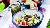 Recept dne: Letní zeleninový salát s tuňákem a pestem