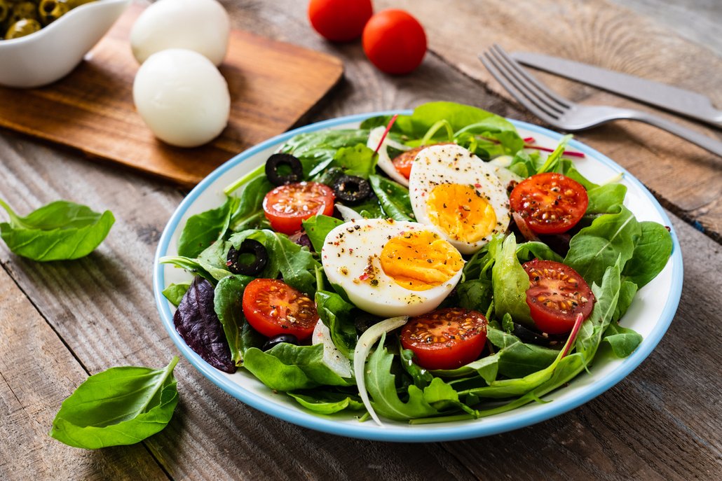 Vajíčky se dá doplnit jakýkoli zeleninový salát.