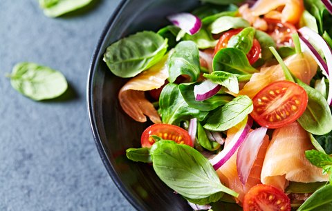 Salátové obžerství budiž zahájeno! 4 recepty, které si zamilujete
