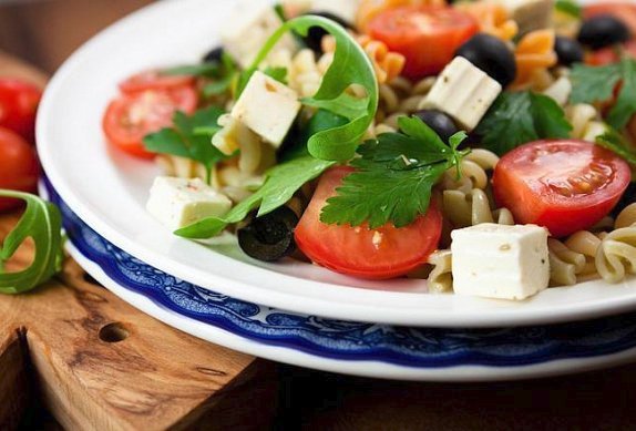 Řecký salát s feta sýrem a olivami