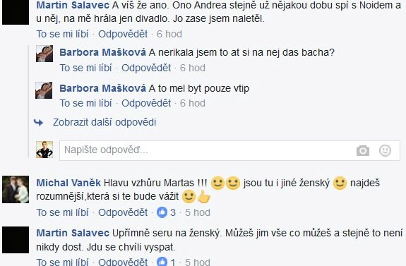 Kamarádi drží podvedeného Martina nad vodou.