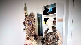 Česká umělkyně šije roušky v New Yorku.