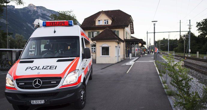 Útok se odehrál za jízdy poblíž železniční stanice Salez v kantonu St. Gallen. Švýcar ve vlaku zranil šest pasažérů.