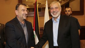 Zástupce šéfa Hamásu Sálih Arúrí s šéfem Hamásu Ismáílem Haníjou.