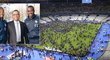 Pracovník bezpečnostní služby Salim Toorabally, který zachránil diváky na stadionu Stade de France během teroristických útoků, se sešel s hráči