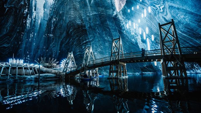 Když sestoupíte do dolu Salina Turda, budete si připadat jako v jiném světě. Když sestoupíte do dolu Salina Turda, budete si připadat jako v jiném světě.