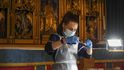 Očkování seniorů v britské katedrále Panny Marie v Salisbury