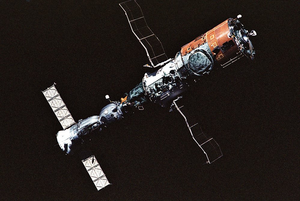 Stanice Saljut 6 s lodí Sojuz (vlevo)