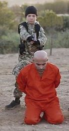 Malý džihádista na videu brutálně popravil vězně.
