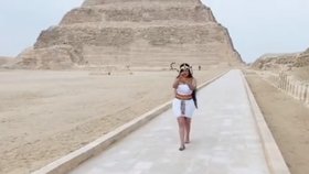 Modelka nafotila sexy fotky před pyramidou: Ji i fotografa zatkla policie.