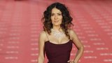 Salma Hayek zraje jak víno: Ve vínových šatech ukázala bujný dekolt