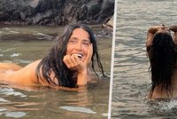 Salma Hayeková se toho nebojí: Šedesátiny oslavila koupáním na ostro