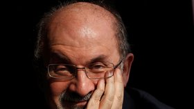 Salman Rushdie dráždí nejen muslimy.