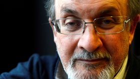 Spisovatel Rushdie po útoku fanatika nožem nevidí na jedno oko. Má i poraněné nervy v ruce