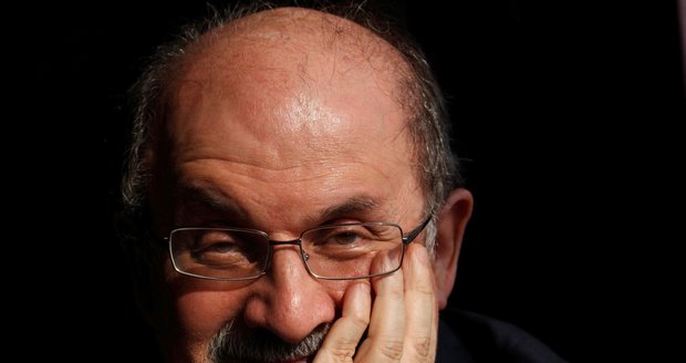 Pobodaného Rushdieho odpojili od ventilátoru, jeho syn promluvil: Stav je stále kritický