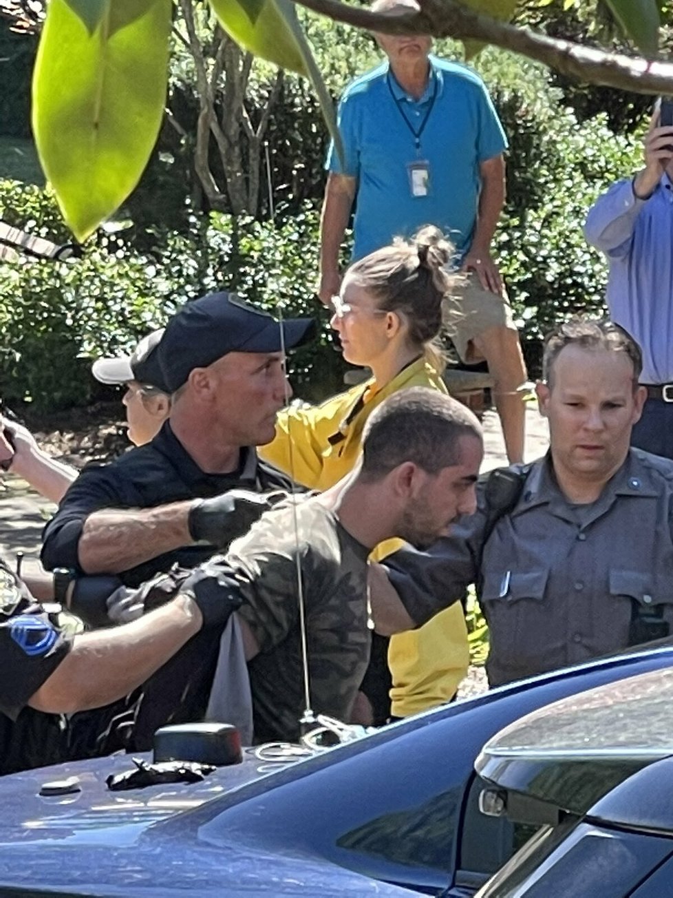 Útočníka zadržela policie.