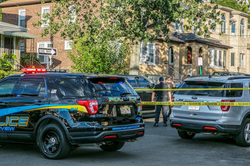 Policie uzavřela okolí bydliště podezřelého ve Fairview, New Jersey.