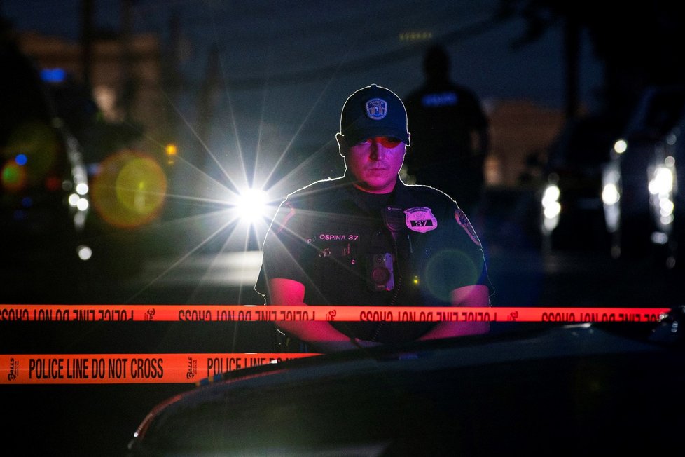 Policie uzavřela okolí bydliště podezřelého ve Fairview, New Jersey.