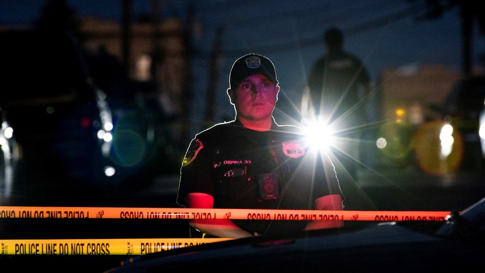 Policie uzavřela okolí bydliště podezřelého ve Fairview, New Jersey.