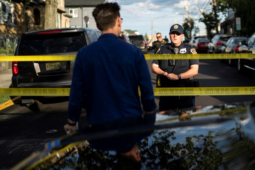 Policie uzavřela okolí bydliště podezřelého ve Fairview, New Jersey.