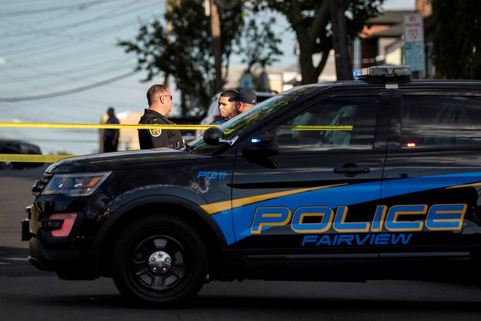 Policie uzavřela okolí bydliště podezřelého ve Fairview, New Jersey.