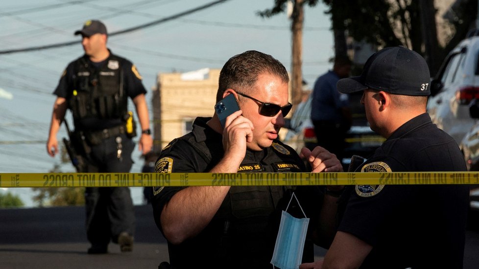 Policie uzavřela okolí bydliště podezřelého ve Fairview, New Jersey.