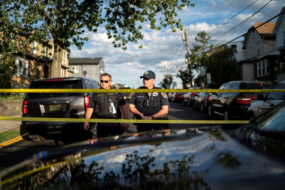 Policie uzavřela okolí bydliště podezřelého ve Fairview, New Jersey.